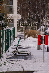 elektryczna hulajnoga w zimie pozostawiona na ulicy w Gdańsku - obrazy, fototapety, plakaty