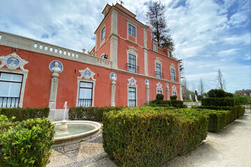 Obraz premium Historical building facade in Lisbon garden