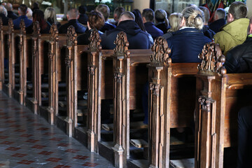 Zabytkowe ławki w kościele rzeźbione retro. 