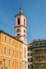 Fototapeta na wymiar Tour de l'Horloge depuis la Palais de Justice à Nice