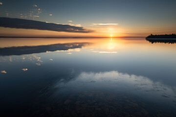 Obraz premium the sun is setting over a body of water horizon, generative ai 