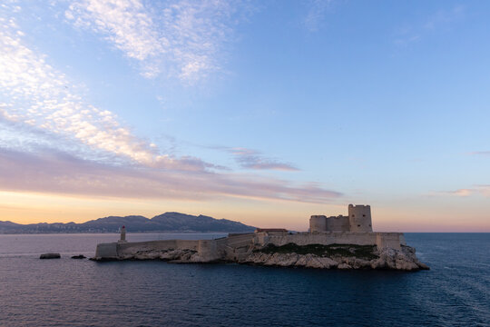 Lever de soleil sur le château d'If, Frioul, Marseille