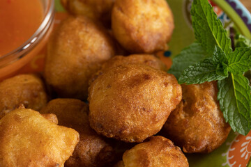 Acras de morue et sauce, en gros plan, dans une assiette	