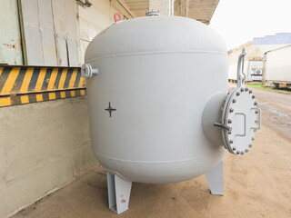 Air receiver for various media, used as a storage tank for compressed gas or liquid under pressure, and as a buffer capacity for smoothing out pressure fluctuations in gas on industrial plants and fac