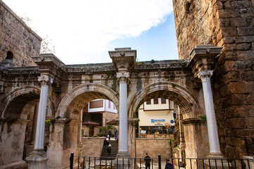 Fototapeta premium Hadrian's Gate in the old town of Antalya, Turkey. Ancient architecture.