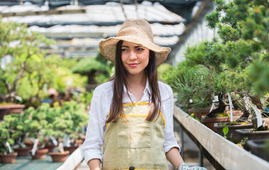Obraz premium Beautiful woman working in a greenhouse