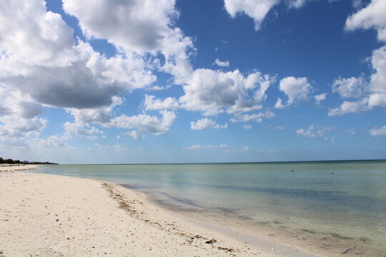 Paisaje de playa con nubes y mar
