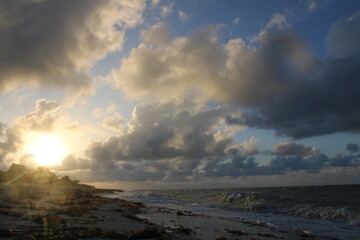 Oleaje rompiendo en el atardecer