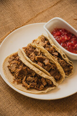 Tacos con salsa roja