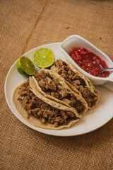 Tacos con salsa roja