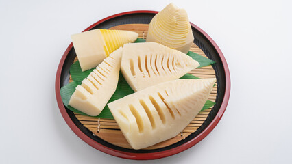 皮を剥いて茹でたタケノコ