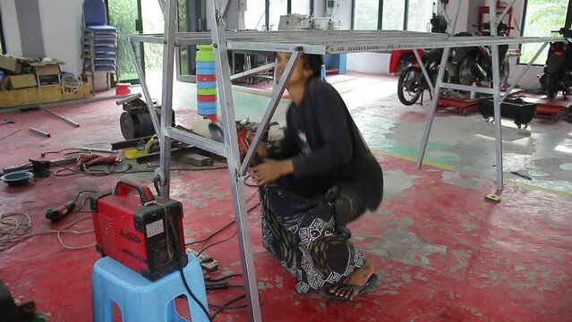 Creative Asian Young People who are Inventing Clotheslines with Kalvalum Iron