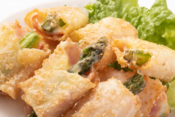 ベーコンアスパラチーズ巻き　(餃子の皮)