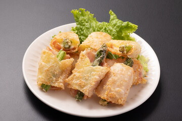 ベーコンアスパラチーズ巻き　(餃子の皮)