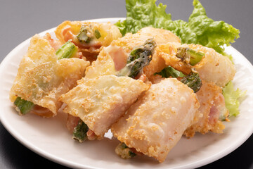 ベーコンアスパラチーズ巻き　(餃子の皮)