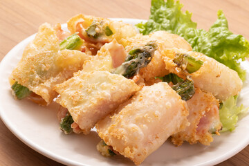 ベーコンアスパラチーズ巻き　(餃子の皮)