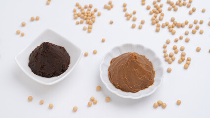 大豆と味噌｜日本の赤みそと米こうじ味噌　比較イメージ