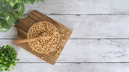 白い木目テーブルの上の大豆