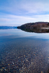 晴れた日の湖の爽やかな風景。北海道の屈斜路湖。