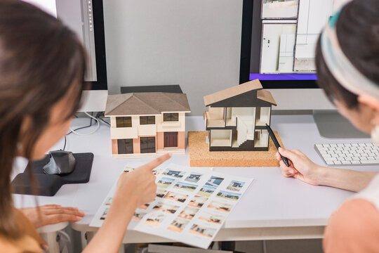 ミニチュアサイズの家の模型・住宅模型・建築模型・設計図・建築模型士のデスク
