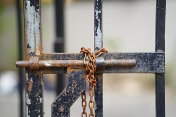 Discover the rustic charm and timeless allure of this high-resolution image featuring an antique chain lock. This beautifully weathered lock, with its intricate metalwork and aged patina, evokes a sen © SHAMEER PK