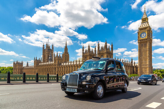 Big Ben, Palace of Westminster and London taxi (Black Cab) on the Westminster Bridge in London