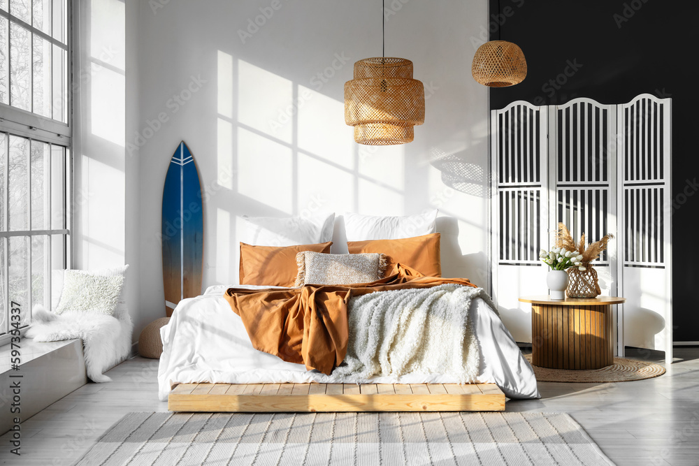 Poster Interior of modern bedroom with surfboard and folding screen