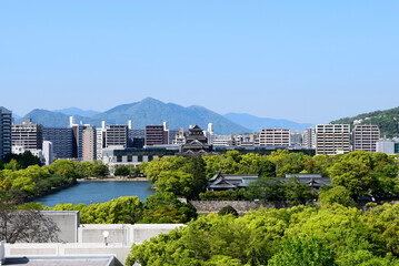 Fototapeta na wymiar 広島城と広島の街並み（2023年4月27日撮影）
