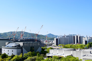 広島サッカースタジアムの建築風景と広島の街並み（2023年4月27日撮影） © chuugo