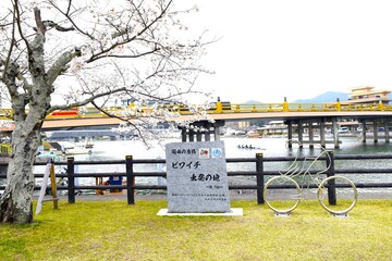 琵琶湖一周のサイクリング、ビワイチ出発の地の石碑と瀬田の唐橋、ビワイチ