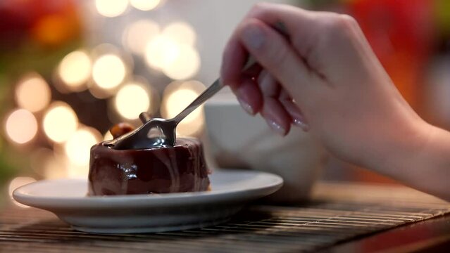  Eat vanilla mousse cake . Delicious sweet dessert 