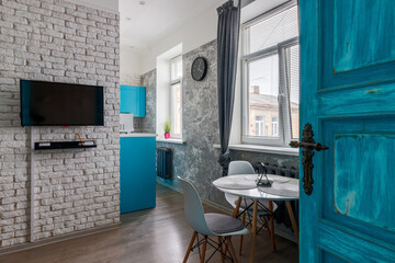 The interior of the apartment is in the old style, with high ceilings and an old wooden door of turquoise color