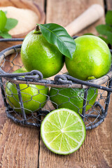 frische grüne Limetten im Korb