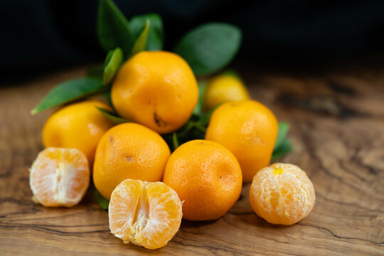 Die Calamondinorange citro fortunella microcorpa ist eine Kreuzung zwischen Mandarine und Kumquat