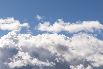 ciel bleu avec de gros nuages