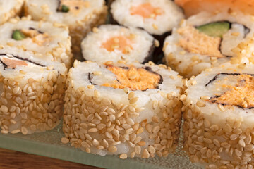 plat de sushi et maki, en gros plan, sur une table