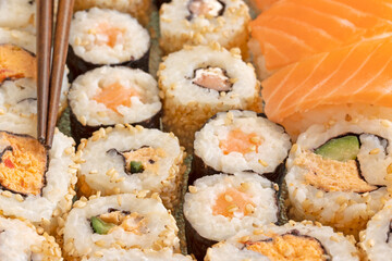 plat de sushi et maki, en gros plan, sur une table