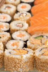 plat de sushi et maki, en gros plan, sur une table