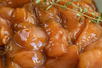 morceaux de poulet crus et marinées dans un plat	