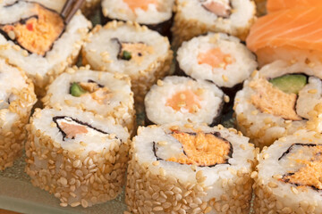 plat de sushi et maki, en gros plan, sur une table