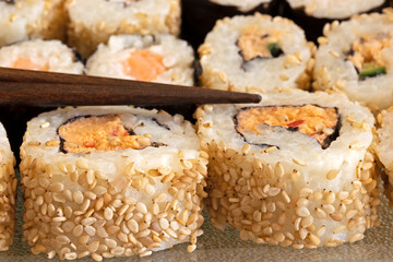 plat de sushi et maki, en gros plan, sur une table