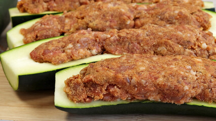 courgettes farcies prête à cuire, en gros plan	