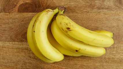  plusieurs bananes, en gros plan, isolé sur une table en bois