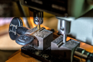 Locksmith key duplicate machine makes new key
