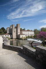 Fototapeta na wymiar Le vieux moulin fortifié du village de Barbaste dans le Lot-et-Garonne