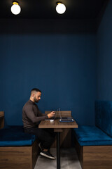 Obraz na płótnie Canvas Hombre de negocios pensativo trabajando en una computadora portátil en la oficina. Concepto de negocio y tecnología. Espacio para texto