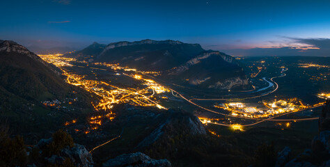Panoramique en heure bleu et longue exposition sur la vallée de l’Isère