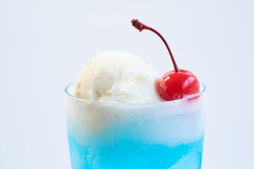 爽やかなブルーハワイのクリームソーダ