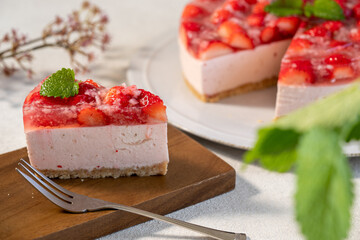 カットされたいちごのレアチーズケーキ