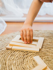 mano de niño jugando a kapla